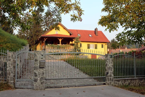 Nieuw Gebouwde Gele Suburban Familiehuis Met Stenen Oprit Grijs Smeedijzeren — Stockfoto