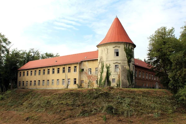 Old Abandoned Castle Dilapidated Cracked Facade Broken Windows Waiting Renovation — Stock Photo, Image