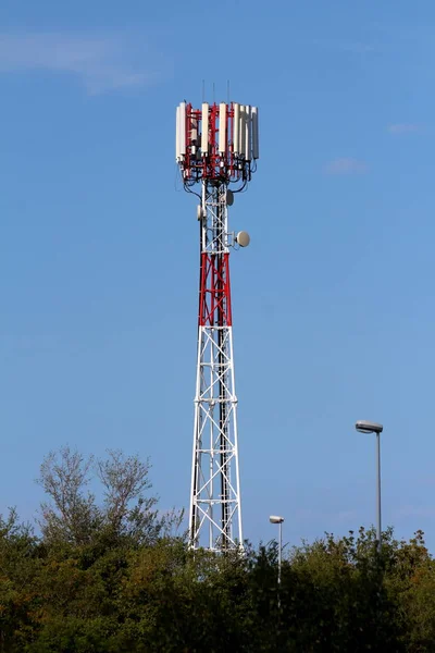 Grande Antenne Téléphone Cellulaire Rouge Blanc Avec Plusieurs Antennes Émetteurs — Photo