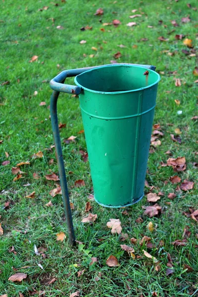 Verde Parcialmente Oxidado Metal Público Papelera Rodeada Hierba Verde Cubierta — Foto de Stock