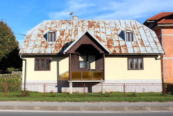 Begane Grond Familiehuis Met Gedeeltelijk Verroeste Plaat Metalen Dak Twee — Stockfoto