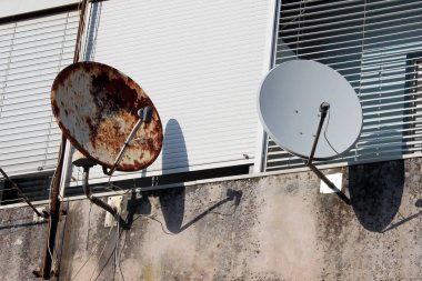 Jaluzi ve yeni uydu yemekleri başka bir duvara monte pencereli Panjur altında bir yanında