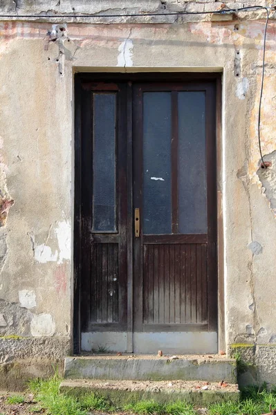 Casa Ruinas Puertas Madera Con Área Vidrio Perilla Puerta Faltante — Foto de Stock