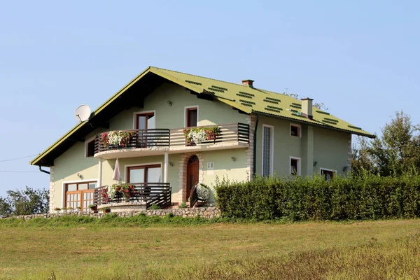 Mooie Nieuwe Voorsteden Familie Licht Groen Huis Met Bijpassende Dak — Stockfoto