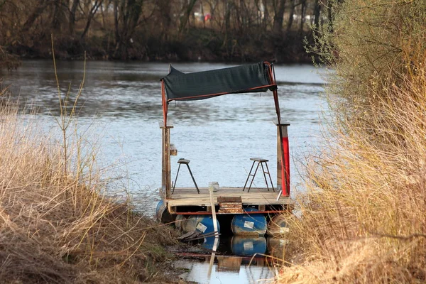 Hausgemachte Improvisierte Flussbarke Aus Metallfässern Und Holzbrettern Mit Zwei Kleinen — Stockfoto