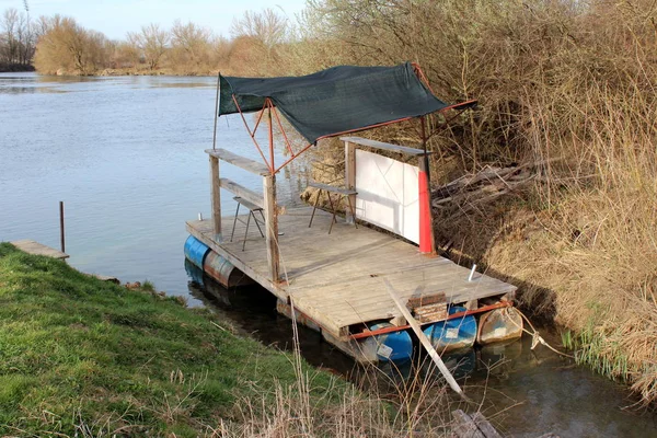 Behelfsweise Selbstgebaute Flussbarke Aus Metallfässern Und Holzbrettern Mit Zwei Kleinen — Stockfoto