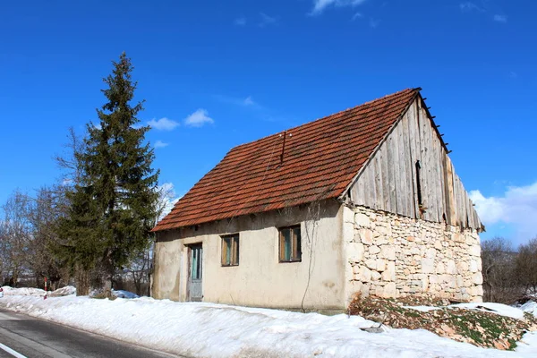 Kleine Verlaten Huis Naast Verharde Weg Omringd Met Vers Gevallen — Stockfoto