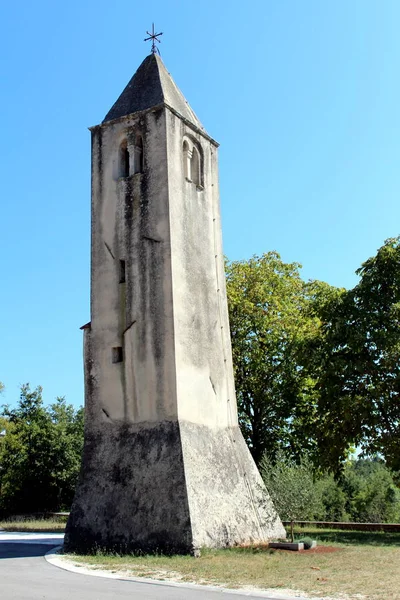 Schiefer Alter Steinerner Kirchturm Umgeben Von Bäumen Und Straße Unter — Stockfoto