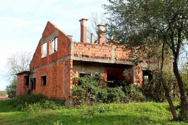 Casa Tijolo Abandonada Inacabada Cercada Grama Alta Árvores Pequenas Outra — Fotografia de Stock