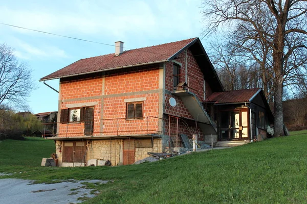 Niedokończone Czerwone Cegły Kamienny Dom Rodzinny Bez Elewacji Otoczony Materiałem — Zdjęcie stockowe