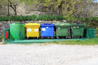 Atık ayıklama için çeşitli renklerde Eko adada plastik çöp kapları-metal, plastik, kağıt, cam ve kullanılan piller