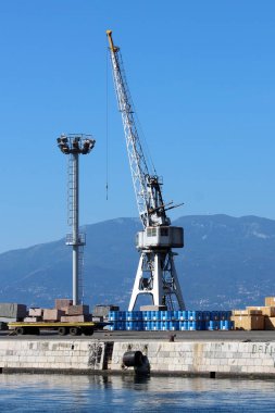 Eski paslı tersane yükleme vinç iskelenin sonunda bulunan ve hala sıcak güneşli bir gün gururla ayakta yükleme ve boşaltma için hazır