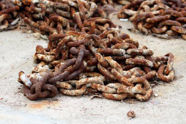 Kalın güçlü paslanmış metal zincir gemi çapa kaldırıldı ve sıcak bahar gününde yeni ve geliştirilmiş sürümü ile değiştirildi sonra beton iskelede sol