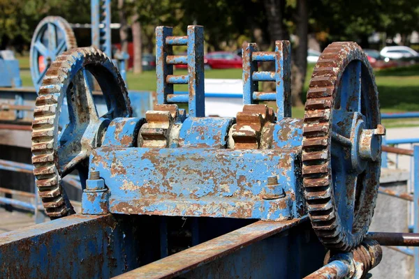 Lokaler Unbenutzter Kleiner Damm Zahnrad Verrostete Zahnräder Mit Rissiger Maroder — Stockfoto