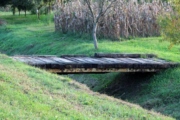 Short Homemade Wooden Bridge Strong Metal Beams Support Connecting Two — Stock Photo, Image