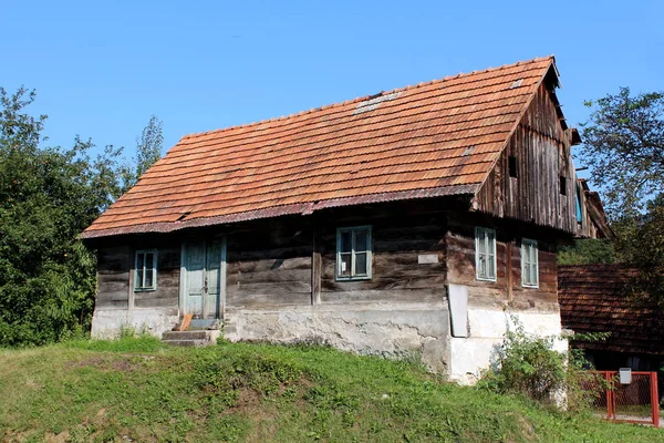 Piccola Vecchia Casa Famiglia Legno Con Tavole Fatiscenti Tetto Rotto — Foto Stock