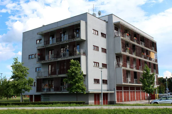 Mały Czteropiętrowy Nowoczesny Budynek Apartamentowy Drzewami Trawą Przodu Ciepłym Pochmurnym — Zdjęcie stockowe