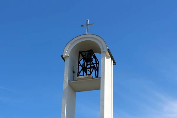 Сучасна Біла Церковна Дзвіниця Великим Відкритим Металевим Дзвоном Закругленим Дахом — стокове фото