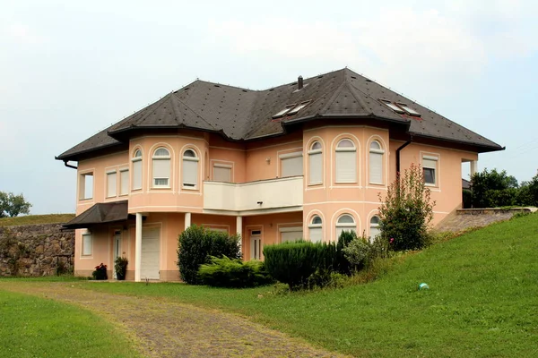 Nova Casa Família Suburbana Forma Pequeno Castelo Rosa Claro Com — Fotografia de Stock