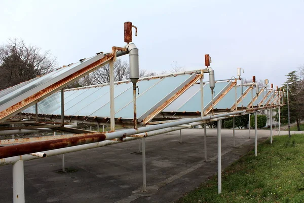 Painéis Solares Antigos Estacionamento Abandonado Com Tubos Água Fortemente Enferrujados — Fotografia de Stock