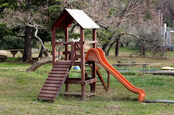 Outdoor Spielgeräte Aus Holz Mit Kletterstufen Und Kunststoffrutsche Umgeben Von — Stockfoto