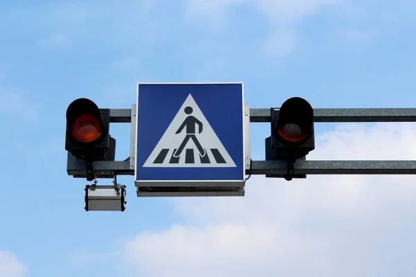 Voetgangers Kruising Blauw Wit Verkeersbord Met Twee Knipperende Gele Lampjes — Stockfoto