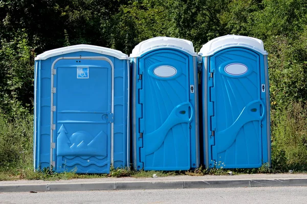 Tragbare Blaue Und Weiße Öko Toiletten Einer Reihe Für Männer — Stockfoto