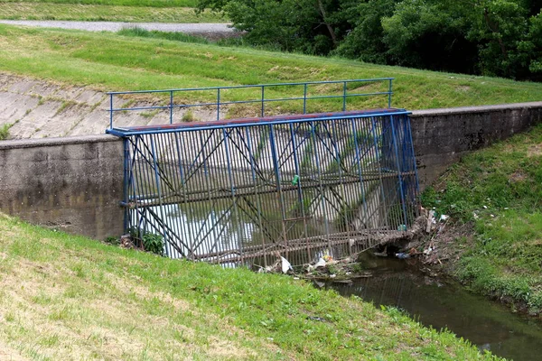 Brama Ochronna Starym Kanale Wody Powodziowej Rur Metalowych Aby Zatrzymać — Zdjęcie stockowe