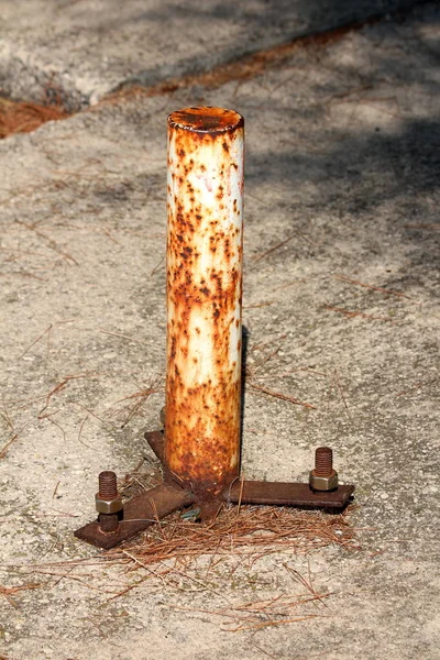 Kurze Rostige Metallstange Auf Betonboden Mit Starken Schrauben Und Bolzen — Stockfoto