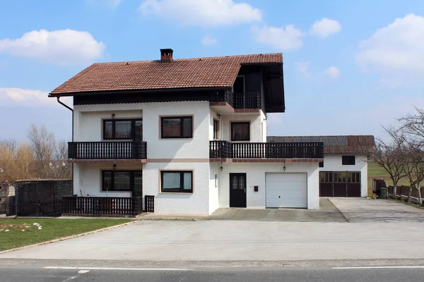 Casa Blanca Familia Suburbana Con Balcón Madera Estilo Antiguo Negro — Foto de Stock