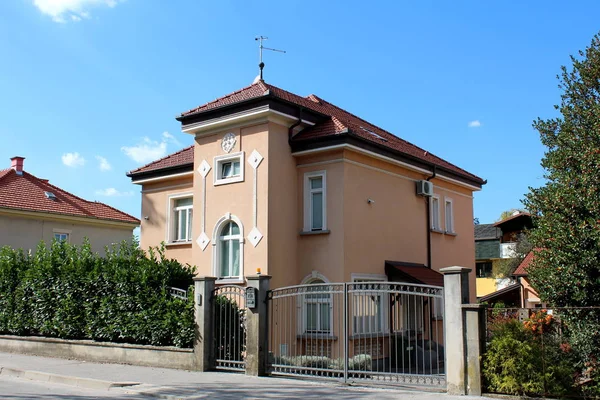 Villa Familiale Urbaine Avec Façade Entièrement Rénovée Nouvelles Tuiles Entourées — Photo