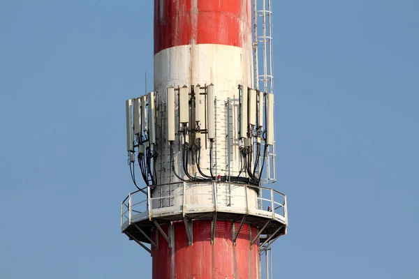 Antenas Transmisores Teléfono Celular Múltiples Instalados Densamente Una Chimenea Industrial — Foto de Stock