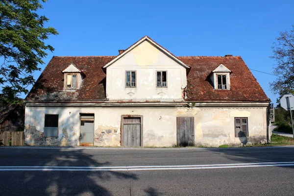 Wydłużone Opuszczony Dom Pękniętą Fasadą Dachówek Łamane Okna Drzwi Pokład — Zdjęcie stockowe