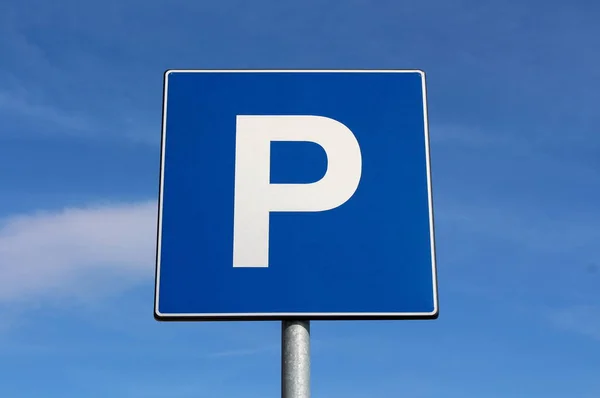 Parkeren Bord Met Bewolkt Blauwe Hemel Achtergrond Warme Zonnige Dag — Stockfoto