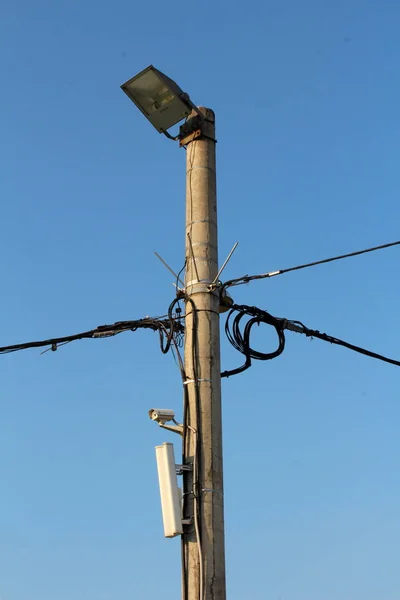 Бетонный Столб Несколькими Черными Электрическими Проводами Маленькая Белая Камера Передатчик — стоковое фото