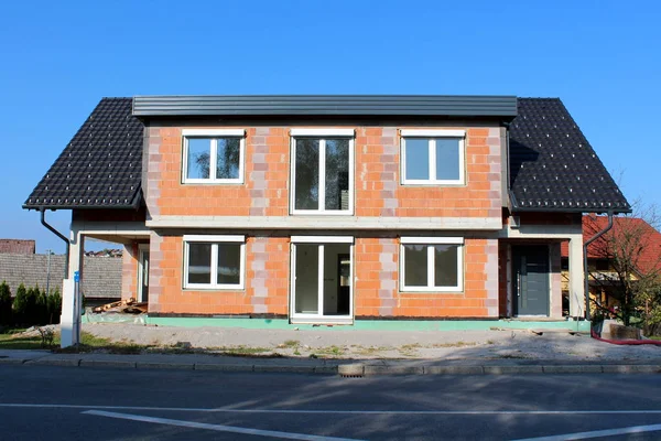 Einfamilienhaus Bau Aus Roten Bauklötzen Mit Neuen Türen Und Fenstern — Stockfoto