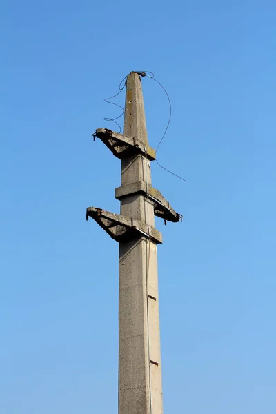 Massiver Betonmast Mit Durchtrennten Elektrischen Drähten Die Von Oben Auf — Stockfoto