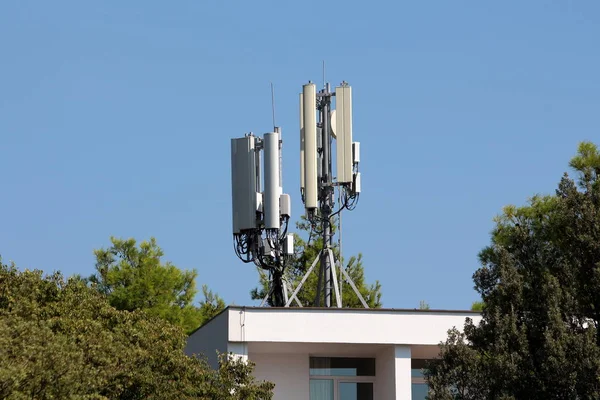 Múltiples Transmisores Antena Teléfono Celular Parte Superior Del Edificio Negocios — Foto de Stock