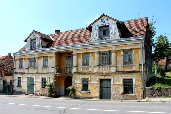 Ancienne Grande Maison Famille Abandonnée Style Baroque Avec Façade Délabrée — Photo