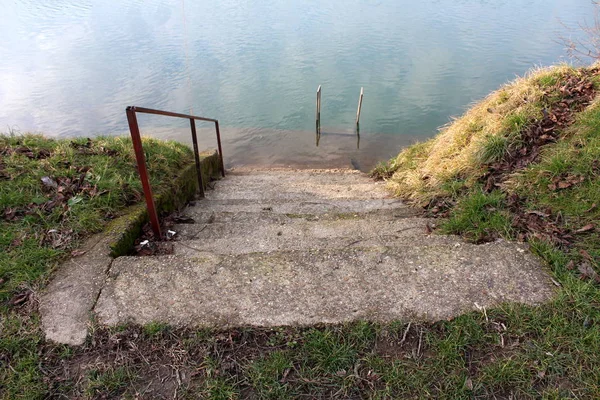 Gradini Calcestruzzo Con Corrimano Metallo Sulla Riva Del Fiume Con — Foto Stock