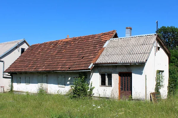 Mycket Små Övergivna Hus Med Förfallna Fasad Och Tak Pannor — Stockfoto