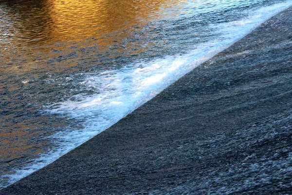 Acqua Corrente Nella Cascata Del Fiume Con Schiuma Bolle Che — Foto Stock