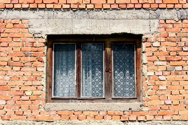 Staré Rozpadlé Okno Domu Bílou Záclonou Popraskaný Dřevěný Rám Červené — Stock fotografie