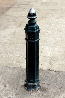 Dövme demir kutup eski Barok tarzı ile kırık ve yıkanmış boya çit parçası olarak kullanılan yetkisiz Park önlemek için taş fayans monte