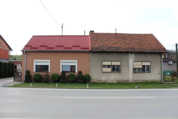 Twee Kleine Bijlage Voorstedelijke Huizen Één Volledig Gerenoveerd Andere Vervallen — Stockfoto