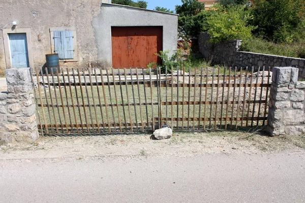 Portes Cour Improvisées Bois Maintenues Place Par Une Grande Roche — Photo