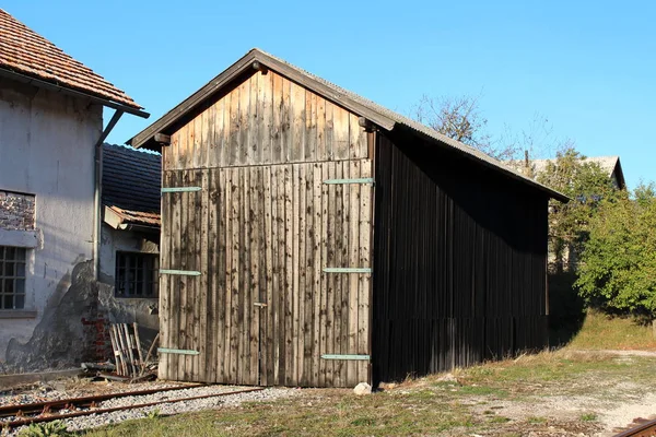 Wooden Storage Area Locked Strong Metal Hinges Padlock Railroad Tracks — ストック写真