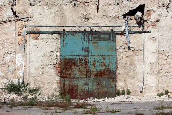 Téměř Úplně Zrezivělé Modré Kovové Dveře Opuštěné Stěně Zničeným Fasádou — Stock fotografie