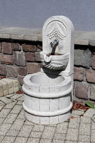 Dekorative Stein Trinkwasserbrunnen Form Eines Kleinen Brunnens Auf Steinplatten Vor — Stockfoto