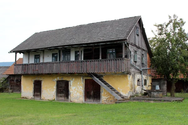 Duży Stary Drewniany Dom Rodzinny Podniesioną Werandą Widokiem Okolicę Zniszczone — Zdjęcie stockowe